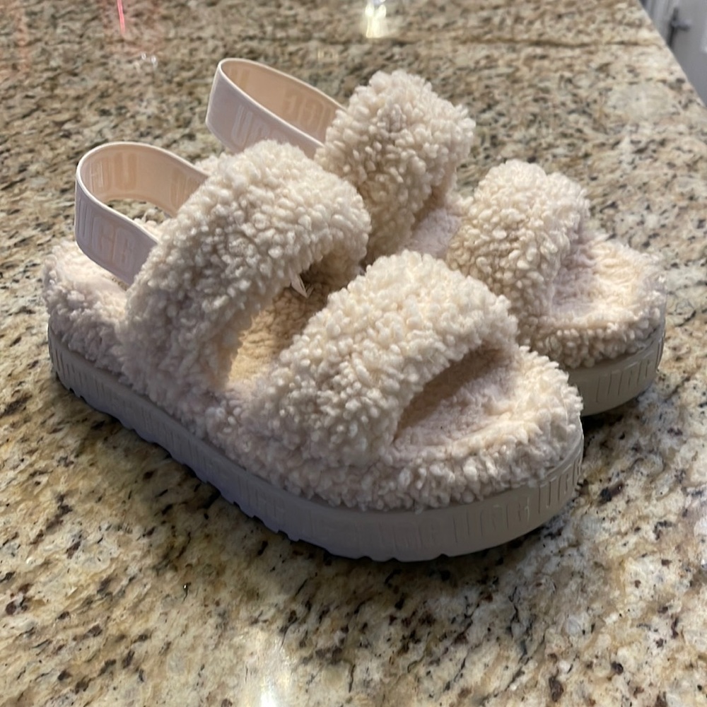 UGG Sherpa Slippers - Picture 1 of 3